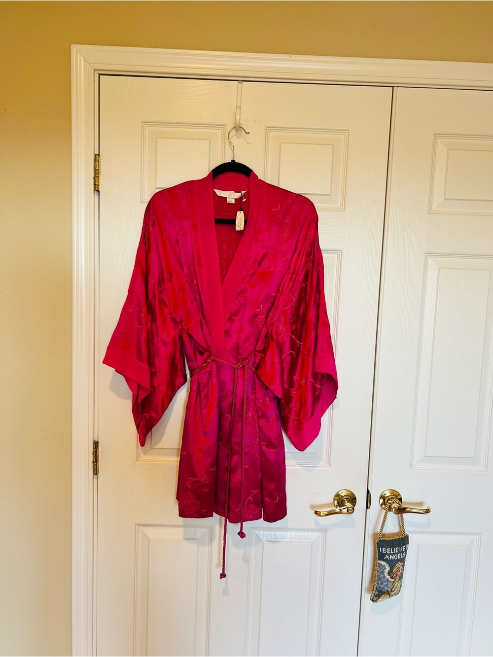 Victoria's Secret Fuchsia Pink Luxurious Satin Floral Embroidered Kimono Robe